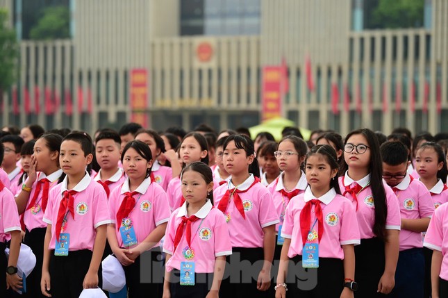 Nữ sinh 'Nhà sử học nhỏ tuổi' vinh dự đọc báo công dâng Bác ảnh 2