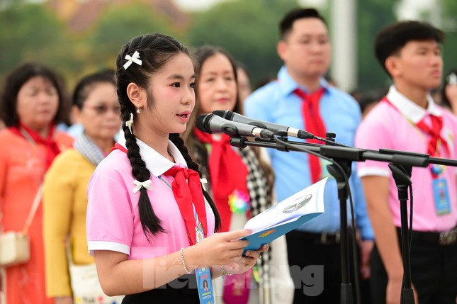 Nữ sinh 'Nhà sử học nhỏ tuổi' vinh dự đọc báo công dâng Bác ảnh 1