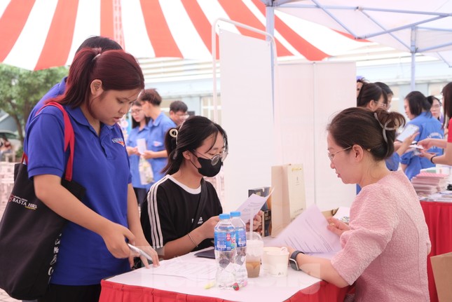 Thay vì chờ doanh nghiệp tìm đến, sinh viên hãy chủ động tìm đến doanh nghiệp ảnh 2