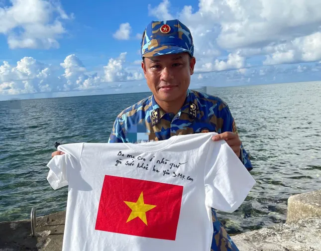 Chiếc áo đặc biệt gửi yêu thương từ Trường Sa về hậu phương ảnh 1