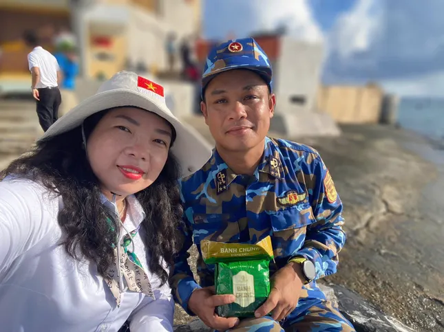 Chiếc áo đặc biệt gửi yêu thương từ Trường Sa về hậu phương ảnh 2