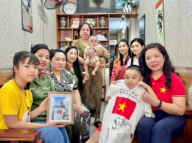 Chiếc áo đặc biệt gửi yêu thương từ Trường Sa về hậu phương ảnh 4