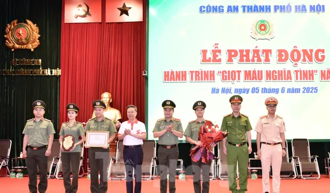 Hàng nghìn cán bộ, chiến sĩ Công an Thủ đô gửi trao giọt máu nghĩa tình ảnh 3