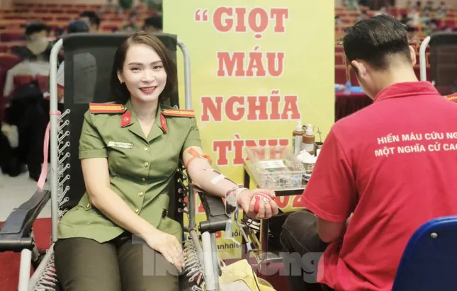 Hàng nghìn cán bộ, chiến sĩ Công an Thủ đô gửi trao giọt máu nghĩa tình ảnh 4