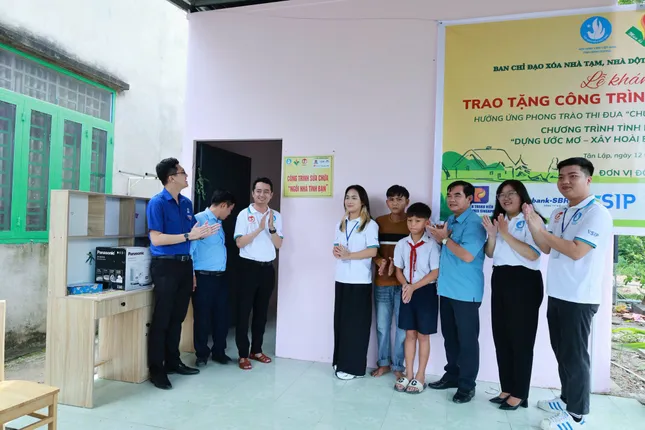 Du học sinh Việt hỗ trợ &apos;xóa nhà tạm&apos; tại Bình Dương ảnh 3