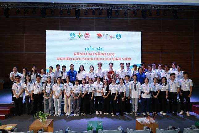 Du học sinh Việt hỗ trợ &apos;xóa nhà tạm&apos; tại Bình Dương ảnh 5