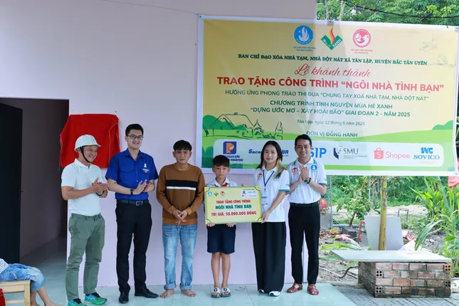 Du học sinh Việt hỗ trợ &apos;xóa nhà tạm&apos; tại Bình Dương ảnh 1