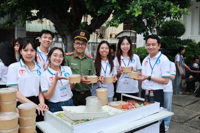 Du học sinh Việt hỗ trợ &apos;xóa nhà tạm&apos; tại Bình Dương ảnh 4