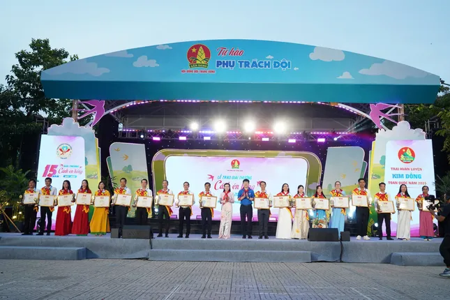Tôn vinh 80 &apos;Cánh én hồng&apos; cống hiến bền bỉ vì thế hệ măng non ảnh 2