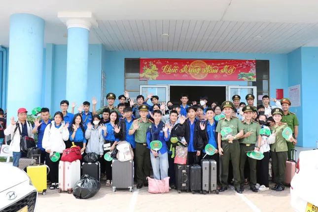 Thanh niên tình nguyện 'đội nắng' tiếp sức sĩ tử vượt vũ môn ảnh 11