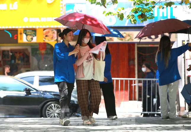 Thanh niên tình nguyện 'đội nắng' tiếp sức sĩ tử vượt vũ môn ảnh 8