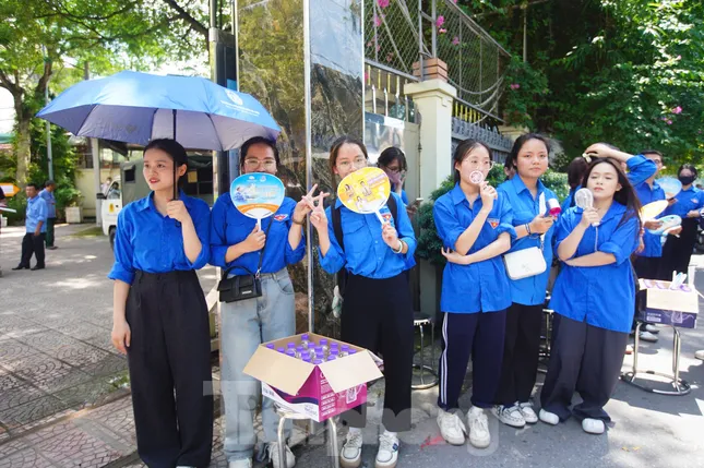 Thanh niên tình nguyện 'đội nắng' tiếp sức sĩ tử vượt vũ môn ảnh 5