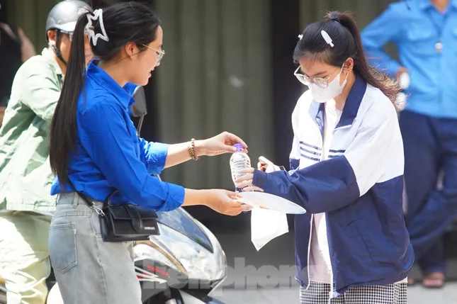 Thanh niên tình nguyện 'đội nắng' tiếp sức sĩ tử vượt vũ môn ảnh 2