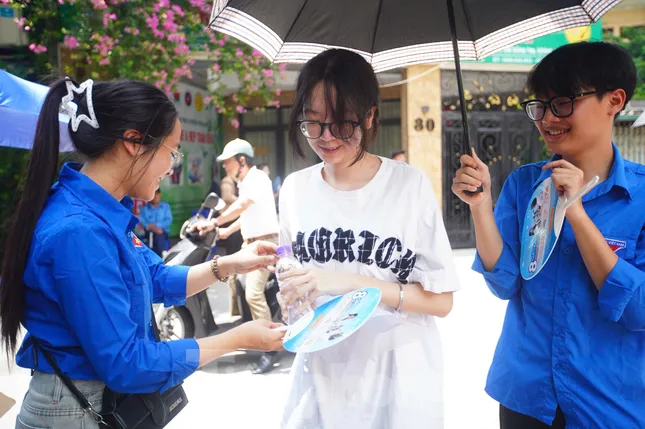 Thanh niên tình nguyện 'đội nắng' tiếp sức sĩ tử vượt vũ môn ảnh 4