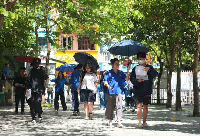 Thanh niên tình nguyện &apos;đội nắng&apos; tiếp sức sĩ tử vượt vũ môn ảnh 6
