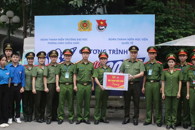 Đội hình &apos;phản ứng nhanh&apos; của tuổi trẻ Công an tiếp sức sĩ tử ảnh 8