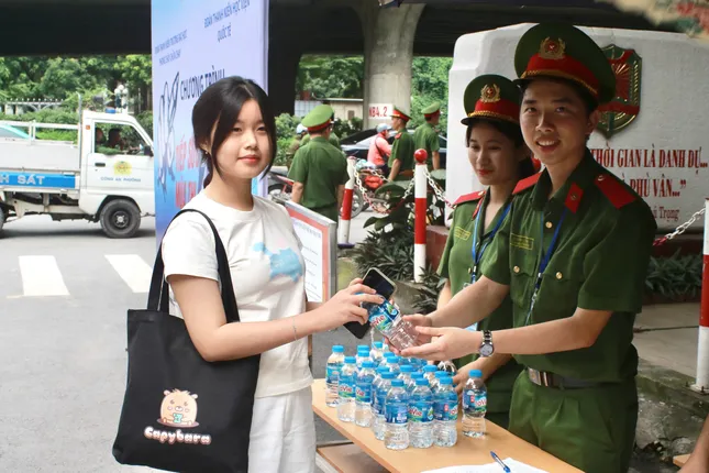 Đội hình &apos;phản ứng nhanh&apos; của tuổi trẻ Công an tiếp sức sĩ tử ảnh 1