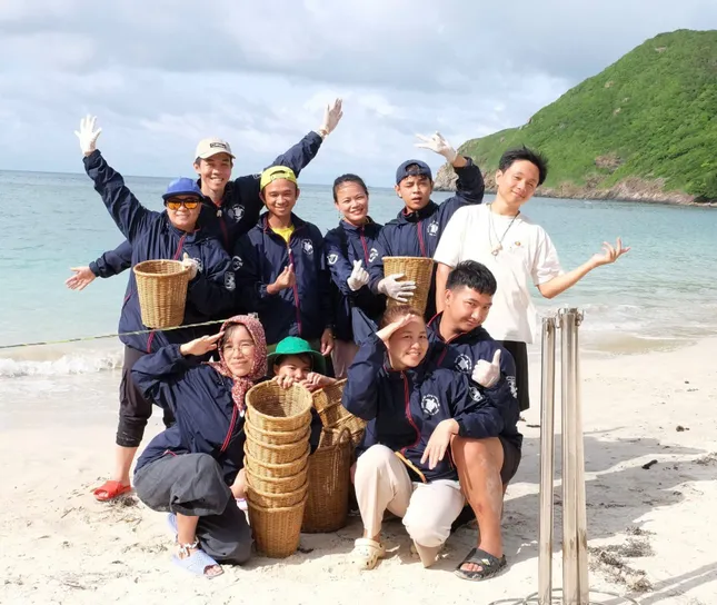 Nam thanh niên &apos;đỡ đẻ&apos; cho rùa ảnh 6