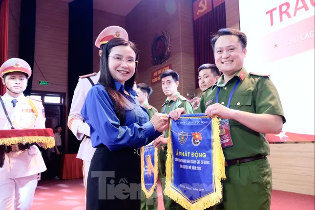 Tư lệnh Cảnh sát cơ động giao nhiệm vụ các chiến sĩ trẻ trong Chiến dịch Hè ảnh 3