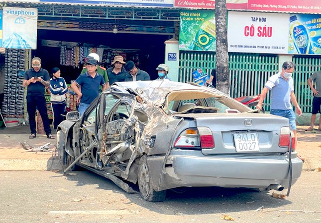 Ô tô lao thẳng trụ biển báo, 2 người hất văng khỏi xe: Tài xế có nồng độ cồn cao ngất ngưởng ảnh 1