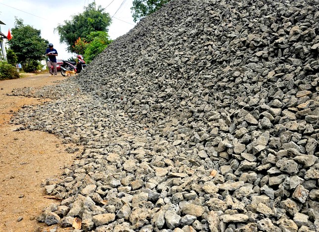 Dùng đá &apos;phổi&apos; để làm đường, một phường bị phê bình ảnh 2