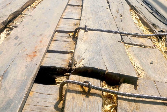 Gia Lai: Thót tim cảnh người dân băng qua cầu treo &apos;vá víu&apos; tứ bề ảnh 5