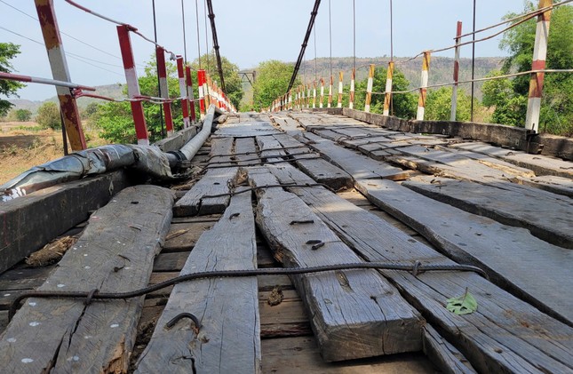 Gia Lai: Thót tim cảnh người dân băng qua cầu treo &apos;vá víu&apos; tứ bề ảnh 4