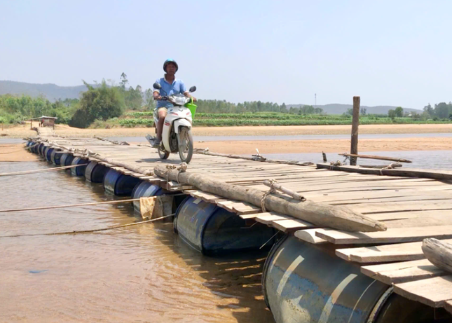 Gia Lai: Thót tim cảnh người dân băng qua cầu treo &apos;vá víu&apos; tứ bề ảnh 7