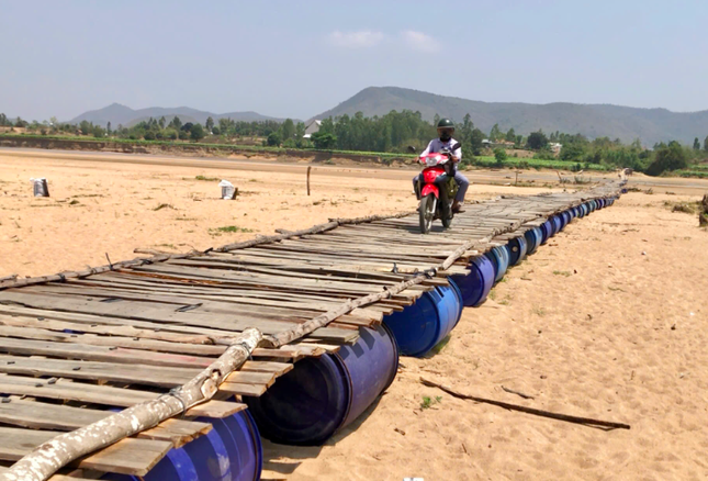 Gia Lai: Thót tim cảnh người dân băng qua cầu treo &apos;vá víu&apos; tứ bề ảnh 8
