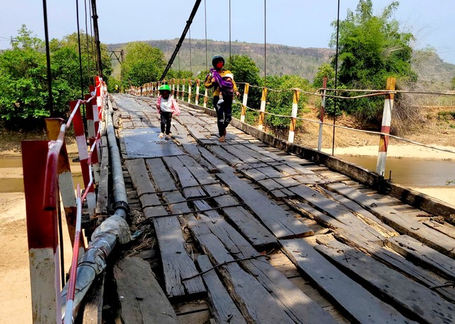Gia Lai: Thót tim cảnh người dân băng qua cầu treo &apos;vá víu&apos; tứ bề ảnh 3