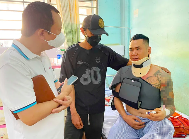 Người cha kể lại 2 giờ ‘sinh tử’ khi lao xuống giếng sâu 35 mét cứu con gái ảnh 1