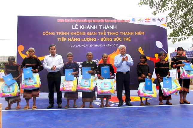 Khánh thành công trình bóng chuyền, sửa nhà rông, nhà văn hóa cộng đồng ở Gia Lai ảnh 7