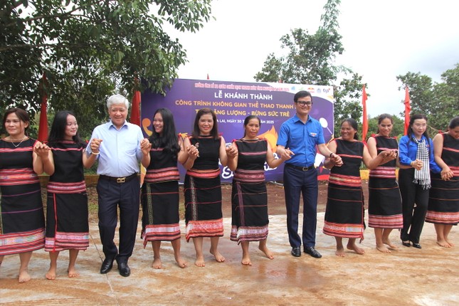 Khánh thành công trình bóng chuyền, sửa nhà rông, nhà văn hóa cộng đồng ở Gia Lai ảnh 6