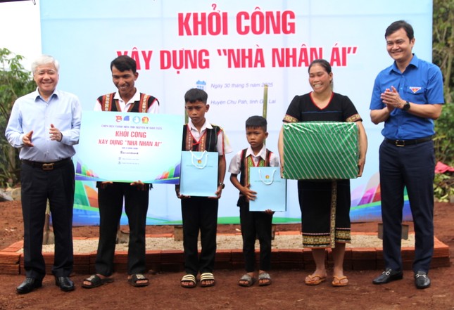 Khánh thành công trình bóng chuyền, sửa nhà rông, nhà văn hóa cộng đồng ở Gia Lai ảnh 2