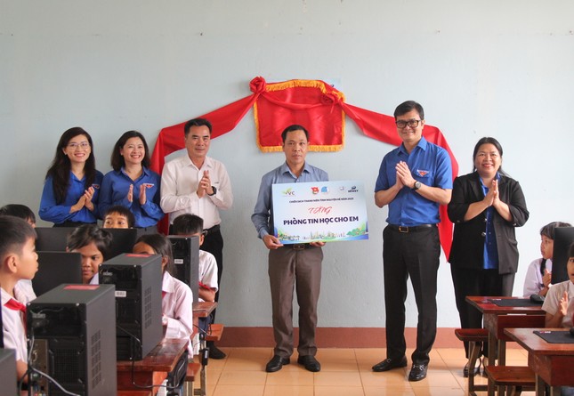 Trao học bổng cho nam sinh nghèo vượt khó vươn lên ảnh 2