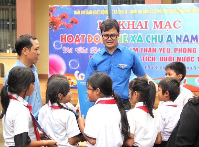 Trao học bổng cho nam sinh nghèo vượt khó vươn lên ảnh 4