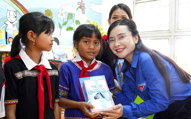 Dạy bơi miễn phí, trao học bổng cho thiếu nhi ở Gia Lai ảnh 4