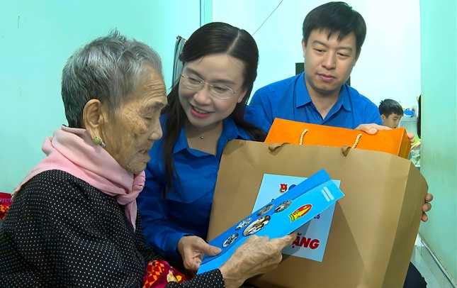 Dạy bơi miễn phí, trao học bổng cho thiếu nhi ở Gia Lai ảnh 5