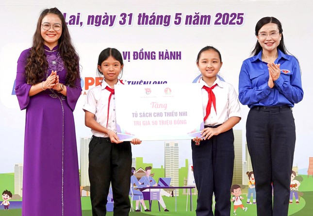 Dạy bơi miễn phí, trao học bổng cho thiếu nhi ở Gia Lai ảnh 3