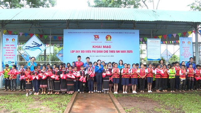 Dạy bơi miễn phí, trao học bổng cho thiếu nhi ở Gia Lai ảnh 2