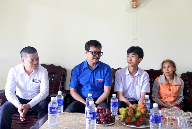 Trao học bổng cho nam sinh nghèo vượt khó vươn lên ảnh 1