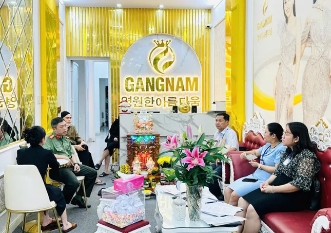 Công an kiểm tra thẩm mỹ viện căng da mặt cho khách ở gần phòng bếp ảnh 1