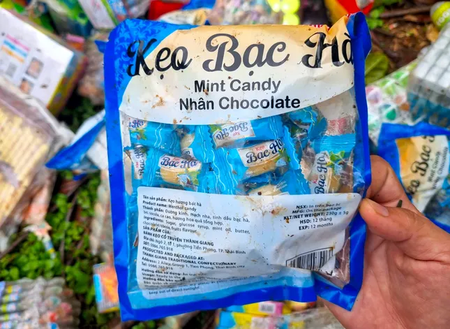 Bánh kẹo, đồ chơi trẻ em bị vứt thành đống dọc đường vắng TP Pleiku ảnh 2