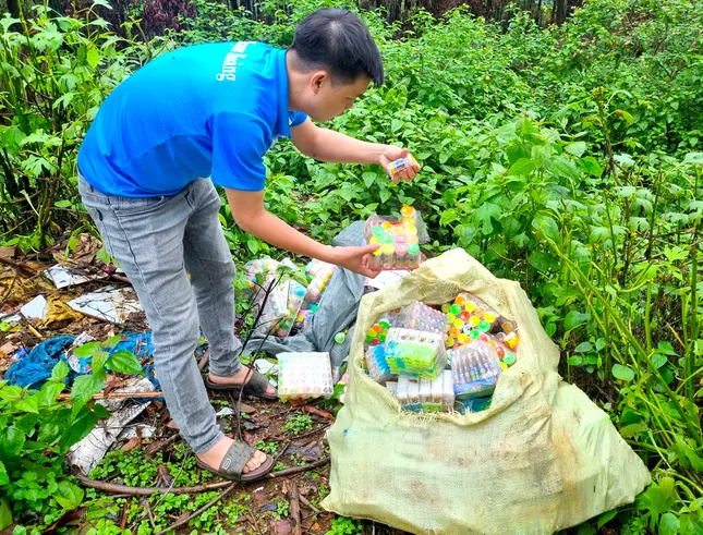 Bánh kẹo, đồ chơi trẻ em bị vứt thành đống dọc đường vắng TP Pleiku ảnh 5