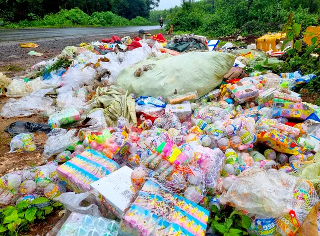 Bánh kẹo, đồ chơi trẻ em bị vứt thành đống dọc đường vắng TP Pleiku ảnh 1