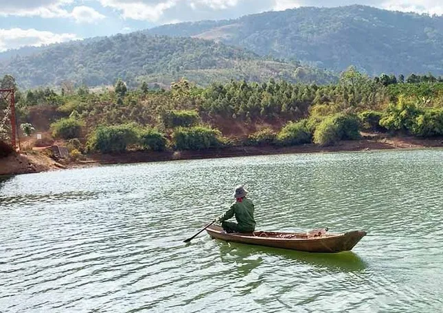 Người đàn ông bị lật thuyền tử vong trên hồ thủy điện ảnh 1