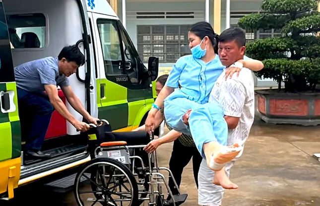 Nữ sinh gặp tai nạn nát cổ chân, đến điểm thi bằng xe cứu thương- Ảnh 4.