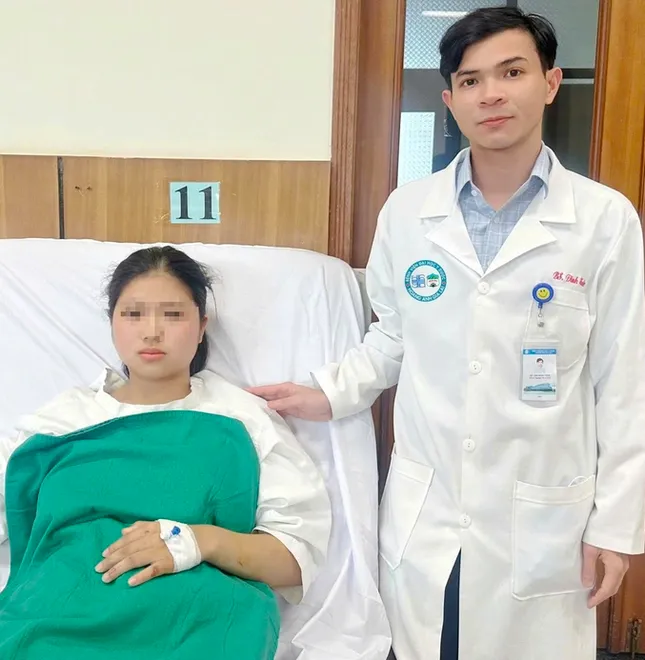 Nữ sinh gặp tai nạn nát cổ chân, đến điểm thi bằng xe cứu thương- Ảnh 2.