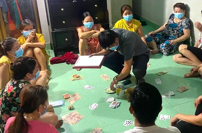Nữ trưởng phòng công ty bảo hiểm đánh bạc với 9 phụ nữ ảnh 1