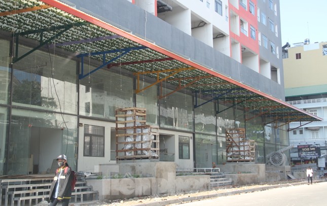 Xử phạt chung cư 43 tầng chưa xây xong đã cho dân vào ở ảnh 2